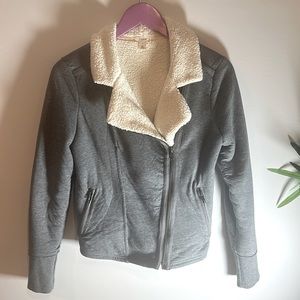 Caslon fleece lined women’s knit Moto jacket. Asymmetrical zip. Size small